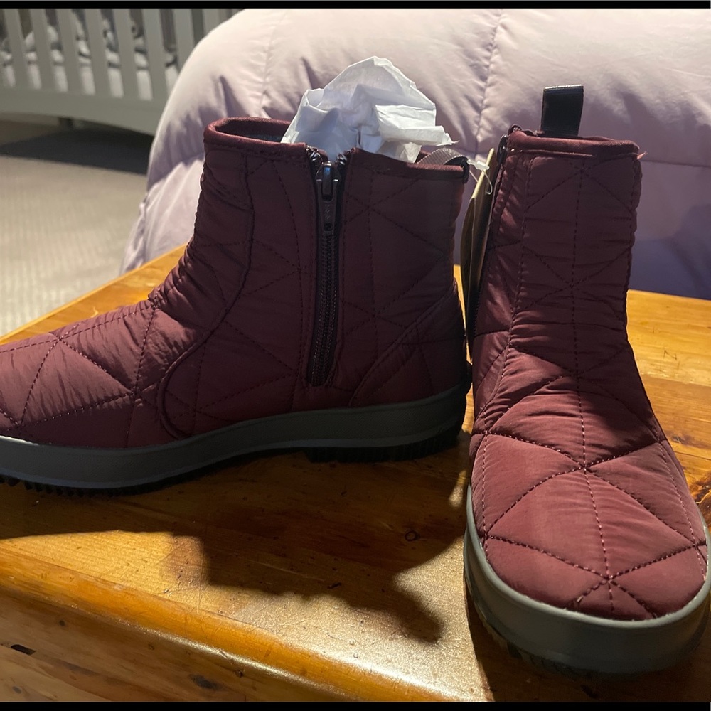 Bogs women’s size 7 snow day low boot. Wine